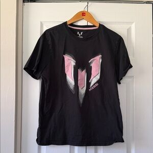 Messi Short Sleeve Graphic Tee in Black with Pink Accent